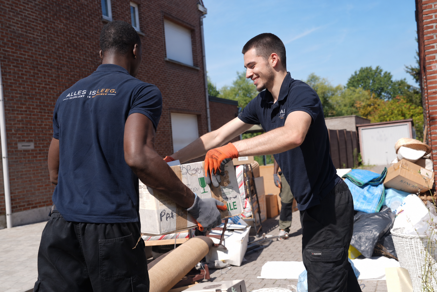 Professioneel en vriendelijk team van Alles Is Leeg, klaar voor uw ontruiming