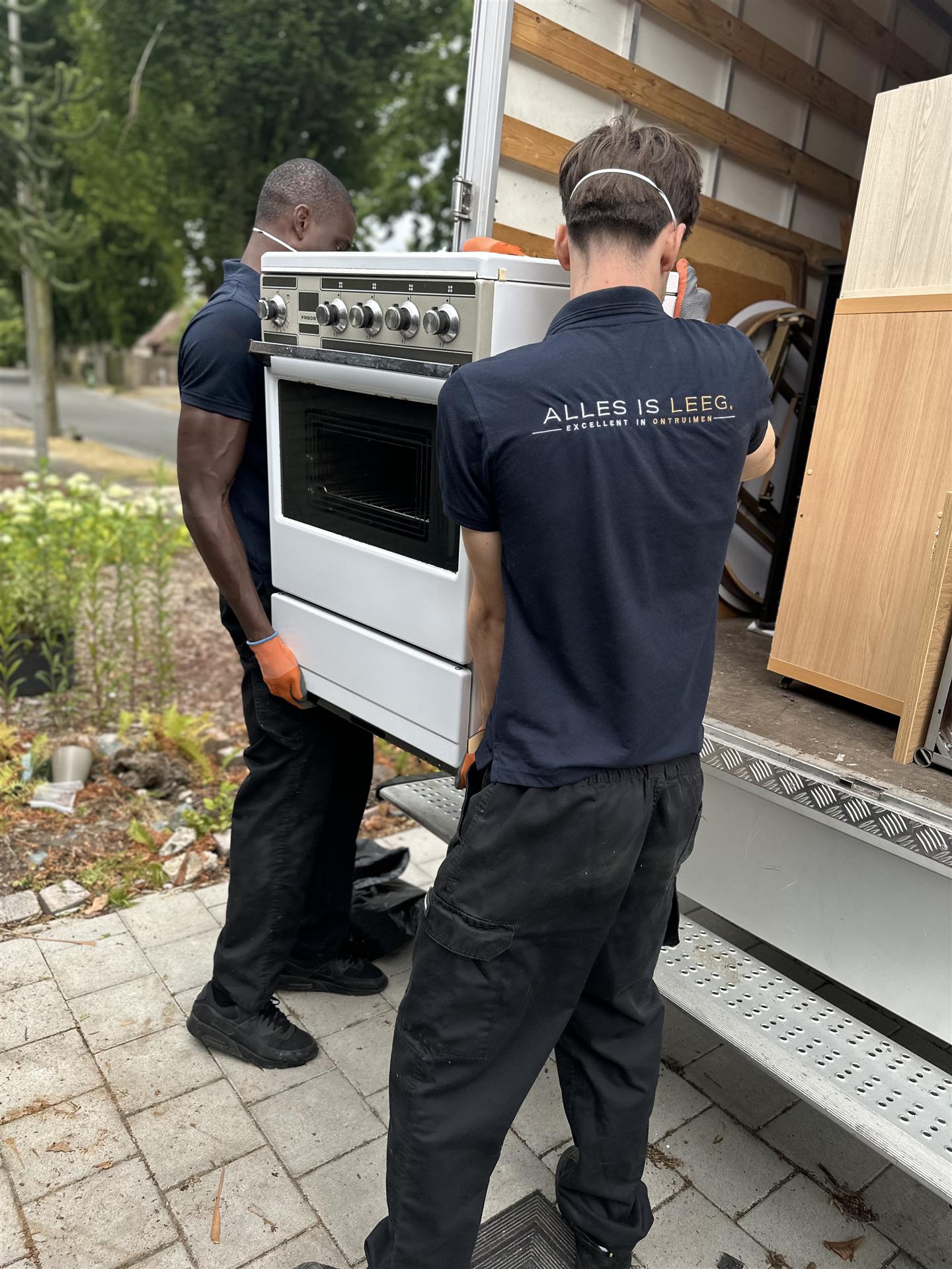 Het team van Alles Is Leeg aan het werk