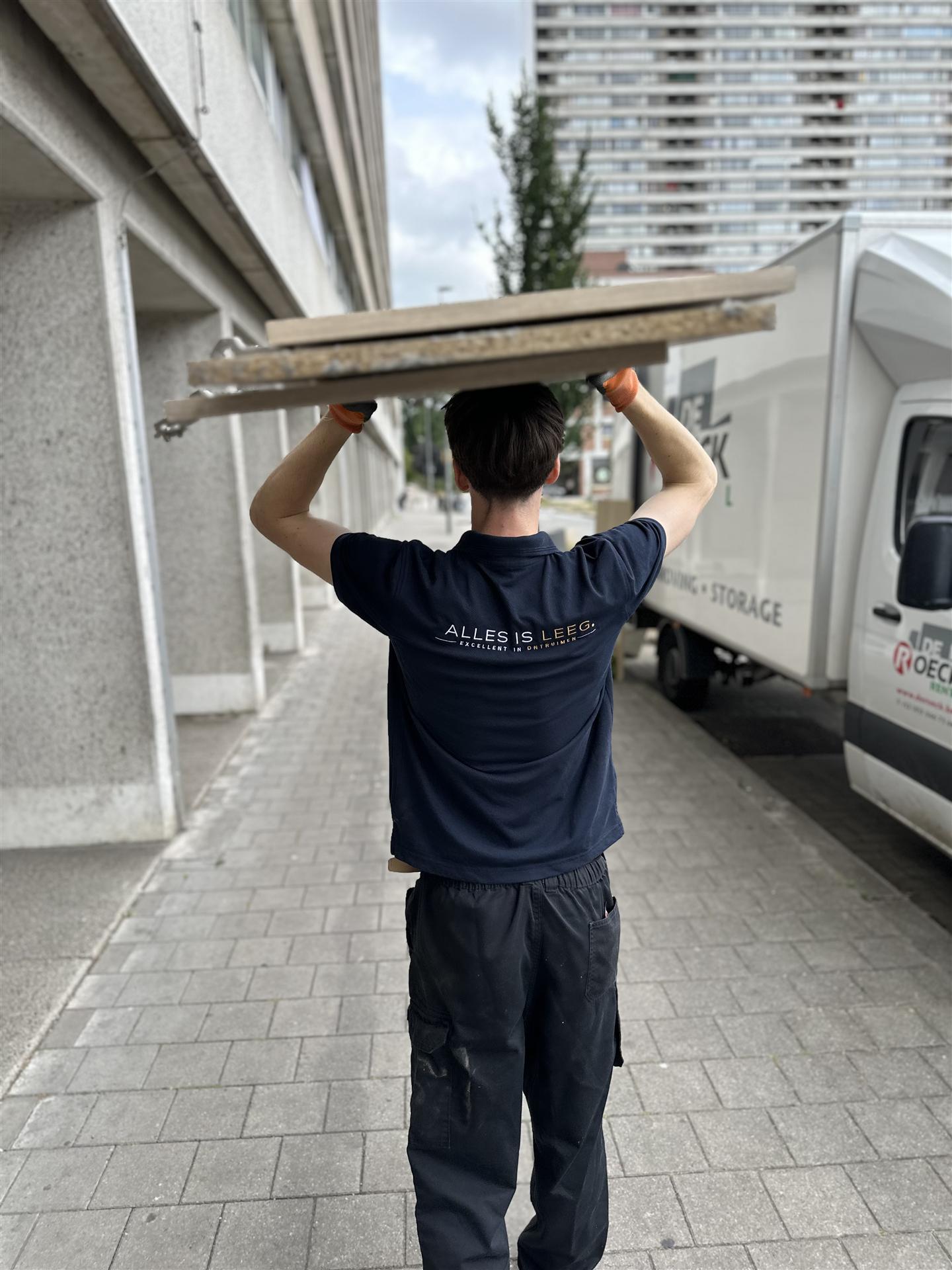 Team Alles Is Leeg aan het werk