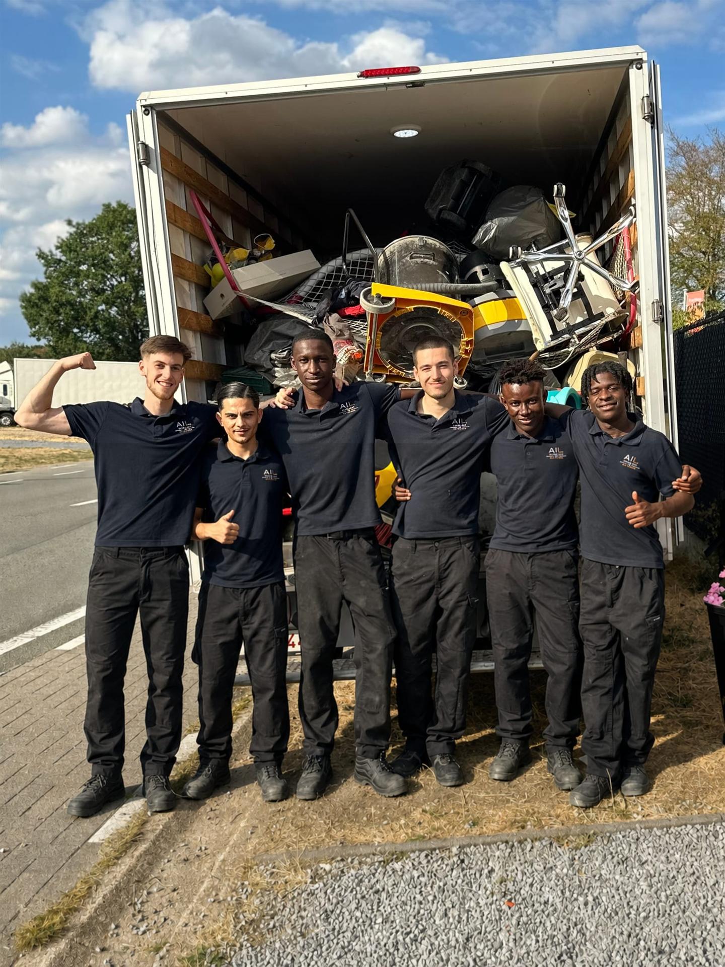 Het team van Alles Is Leeg poseert samen na een voltooide ontruiming